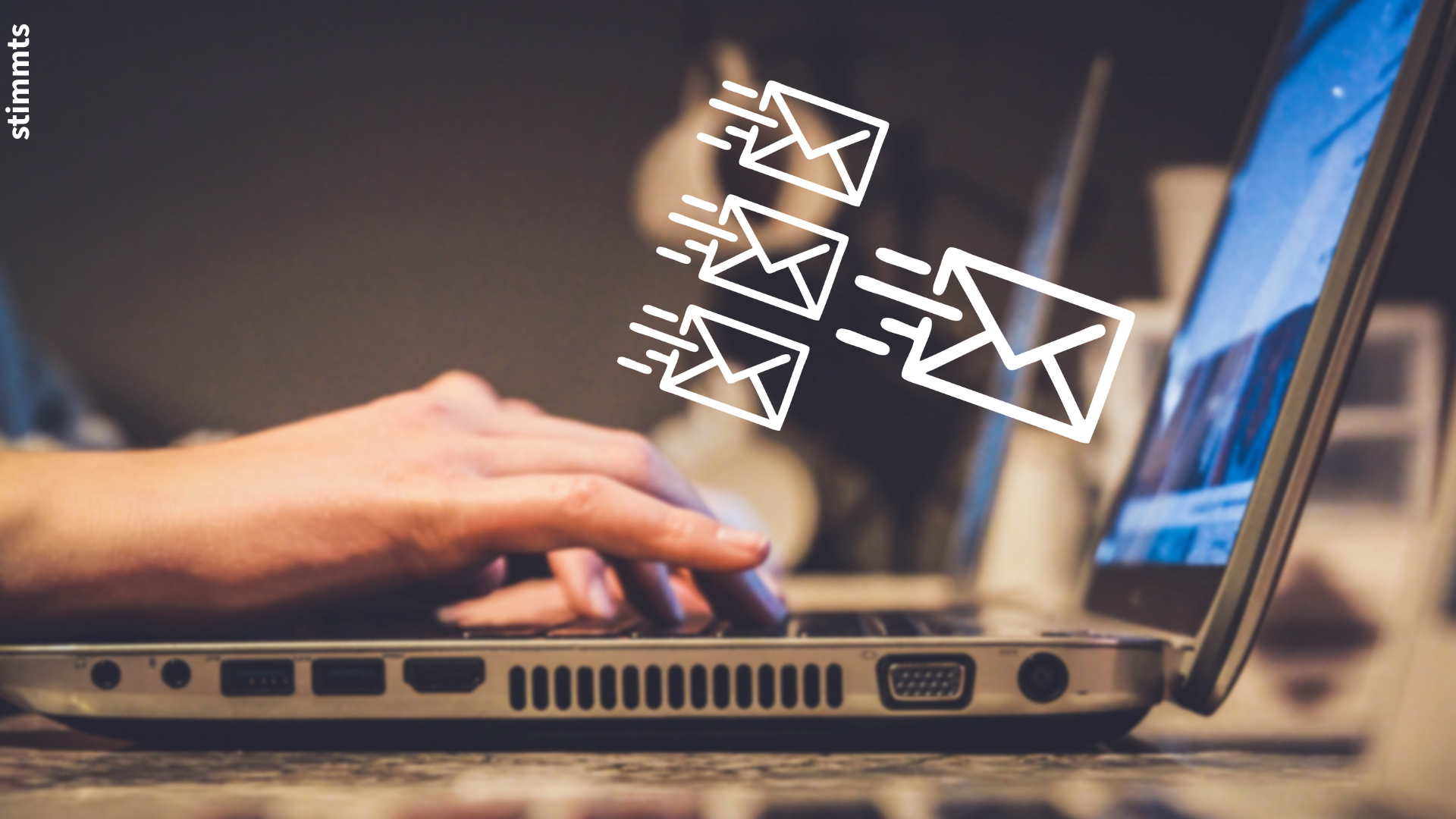 Person am Laptop mit E-Mail-Symbolen